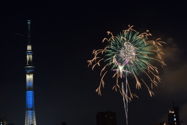 スカイツリーと花火